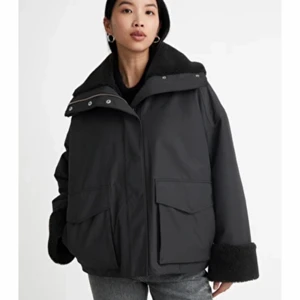 & other stories jacka  - Säljer nu min trendiga & other stories jacka i storlek M, knappt använd❤️‍🩹 köpt för 1450kr. 