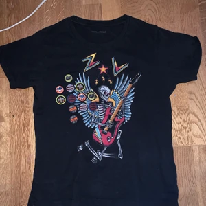 Zadig tröja - T-shirt från zadig köpt här på plick! Pris går att diskutera och kan skicka fler bilder. 