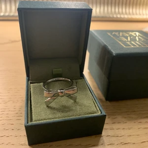 Edblad ring - Silver rosettring från Edblad i rostfritt stål, helt slutsåld! Köp direkt för 250kr.