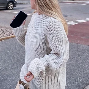 Stickad tröja - Säljer denna stickade tröjan från Carin Wester, knappt använd och verkligen så fin och skön🧸