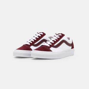 Vans style 36 unisex - Snygga röd-vita vans i style 36. Helt slutsålda. Oanvända med lappar och tags kvar, i storlek 38,5. Säljer då jag köpte ett par andra. Säljer även andra liknande oanvända vans om ni är intresserade. 