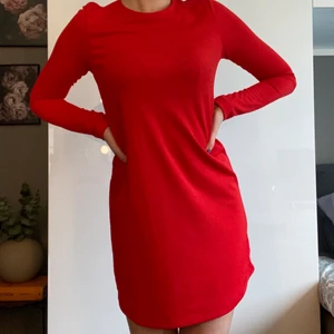 Röd klänning - Skriv för fler bilder. 