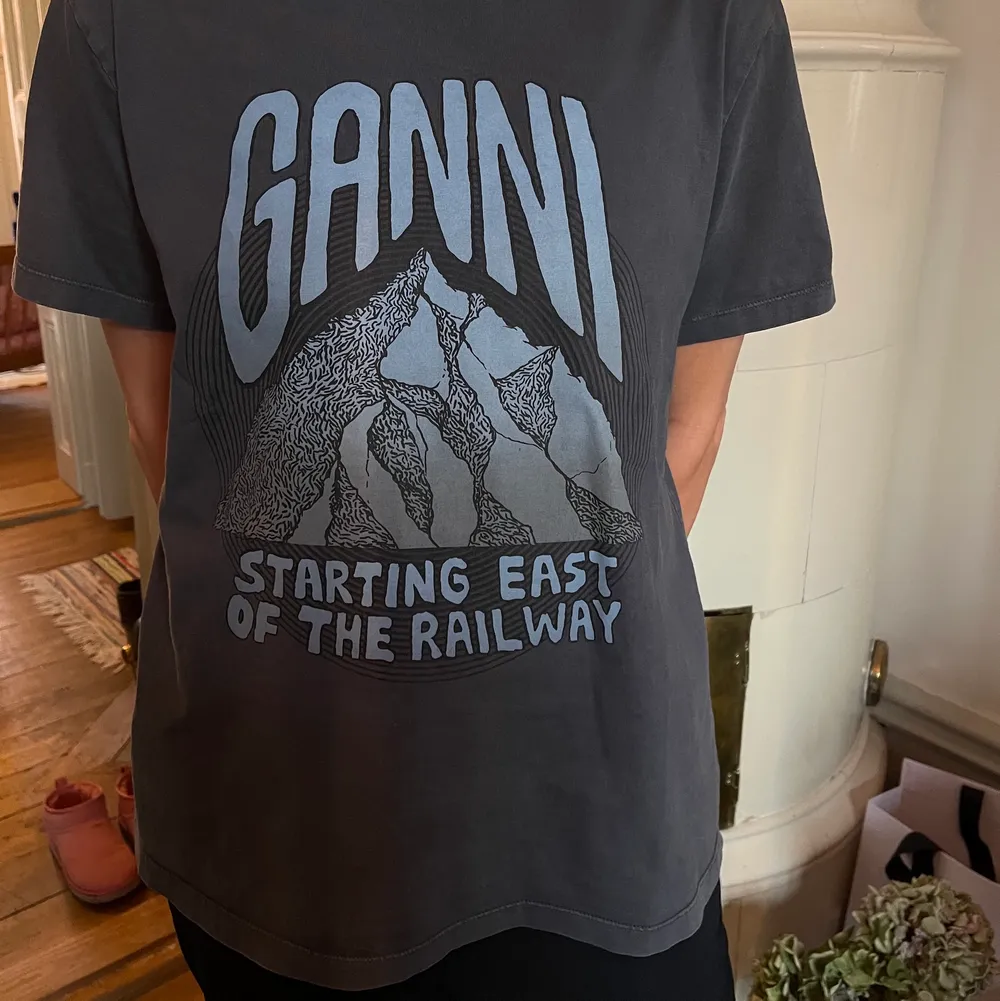 Superfin blå/grå t-shirt från Ganni!! Fint skick<3 storlek M. Nypris 850. T-shirts.