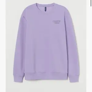 Säljer denna grymt snygga lila sweatshirt från hm med coolt tryck på baksidan! Storlek S! Pris 60+frakt