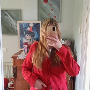 Röd kavaj  - En jättefin röd kavaj/jacka som aldrig är använda❤ den är storlek 38 och den passar mig perfekt som oftast har 38/40 beroende på hur man vill att den ska sitta. tveka inte med att höra av dig om du har några frågor eller vill va fler bilder💕 400 kr direkt eller budgivning. Grattis frakt 