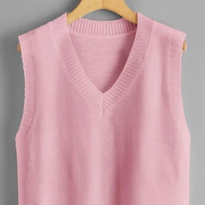 Rosa väst  - Säljer min gamla rosa väst, den är i storlek 36/s. Hör av dig ifall du vill ha mer bilder 💕💕