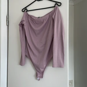 Nelly body  - Ljuslila oanvänd off-shoulder body från NLYONE🥰