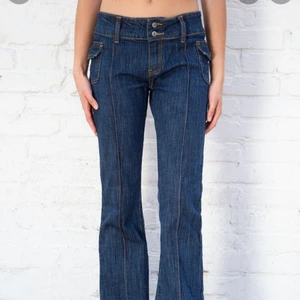 Lågmidjade jeans - Säljer mina Aghata jeans från Brandymelville, sprättat upp där nere så dom är ännu längre, långa på mig som är 173 med långa ben. ONESIZE men passar absolut mig som vanligtvis har M/S i byxor. Rätt stretchiga så passar nog mindre med❤️