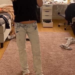 Funderar på att sälja dessa otroligt snygga lågmidjade jeans!!❤️