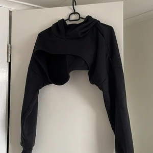 Crop huvtröja  - Croppad huvtröja från H&M, slutar vid brösten. Använd en gång🥰