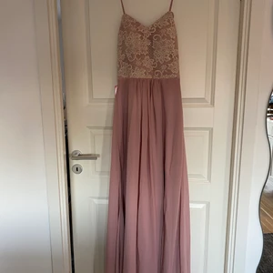 Långklänning 38 - Oanvänd, kan fraktas, köparen står för frakten, pris kan diskuteras 