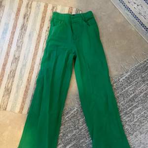Väldigt gröna jeans. Aldrig använt. Kan hämtas upp i både Uppsala, Enköping och Öresundsbro utan extra kostnad!
