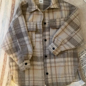 Trendig Jacka  - Använt en gång innan. Skriv för mer info!