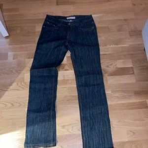 Lågmidjade jenas - Säljer ett par lågmidjade jenas som knappt är använda, dom har coola detaljer både på fram och bakfickorna. 