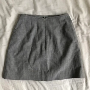 Grå kort kjol - Grå kjol dragkedjan är lite seg men den funkar annars så är den i bra skick 