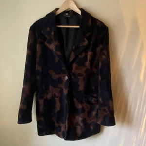 Mönstrad kappa - Säljer min älskade brun och svart mönstrade jacka, köpt secondhand! Den är i en kavajmodell i blandning av en kappa och så snygg unik jacka! Storleken är 44 men som ni ser på bilden så sitter den lite oversized på mig som brukar ha S/M i jackor! 
