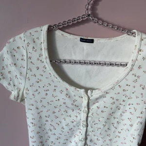 Blommig topp - Jätte gullig blommig topp från Brandy Melville använd ett fåtal gånger! Är one size men passar mig som har xs/s🌸 priset kan diskuteras 