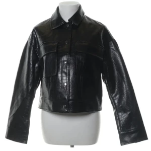 Jacka i skinnimitation - Bekväm jacka från gina tricot i stolek Medium (men passar även mig som oftast har Small)🦋 jättefina detaljer och passar perfekt nu till våren! Hör av er vid minsta intresse eller fundering 💕💕 frakt på 66kr tillkommer 🚛