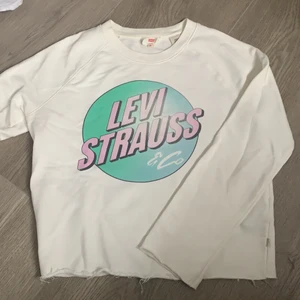 Levis tröja - Jättefin tröja från Levis i Strl XS. Endast använd ett fåtal gånger 😇 Som nytt skick, det enda är att lappen sitter lite löst (bild 2)