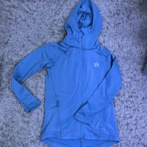 Blå tränings-kofta storlek XS, lager 157 - Aldrig använt denna. Men gillade den nör jag köpte den i sommras.  