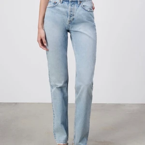 Slutsålda mid rise jeans från zara!  - Kikar intresset på dessa mid rise jenad från zara. Strl 38 men är relativt små i storleken. Helt slutsålda. En ganska ljusblå färg. Avklippa där nere så de passar någon mellan 158-163 ca! Kontakta gärna mig för fler bilder eller liknande.