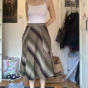 70tals knyt kjol  - Randig mörkgrön 70tals kjol med enorma fickor, har ett litet hål på framsidan, skriv för mer bilder