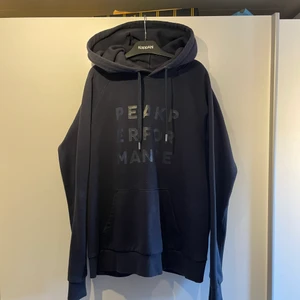 Peak performance hoodie - Jättefin hoodie i gott skick. Köpt i Peaks affär ord.pris 1099kr