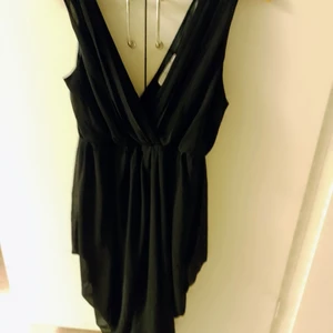 Ny somna klänning - Ny design är som ett v. I ryggen och där framme