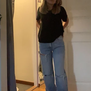 Vida jeans - Snygga jeans med 3 hål i. De är i väldigt fint skick. Använda ett fåtal gånger. Frakt tillkommer💕