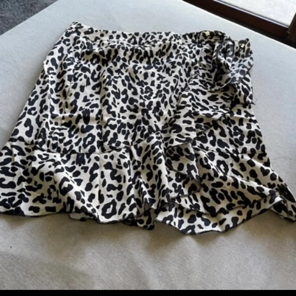Leopardmönstrad kjol i storlek S, perfekt till sommaren! Lånade bilder💫. Kjolar.