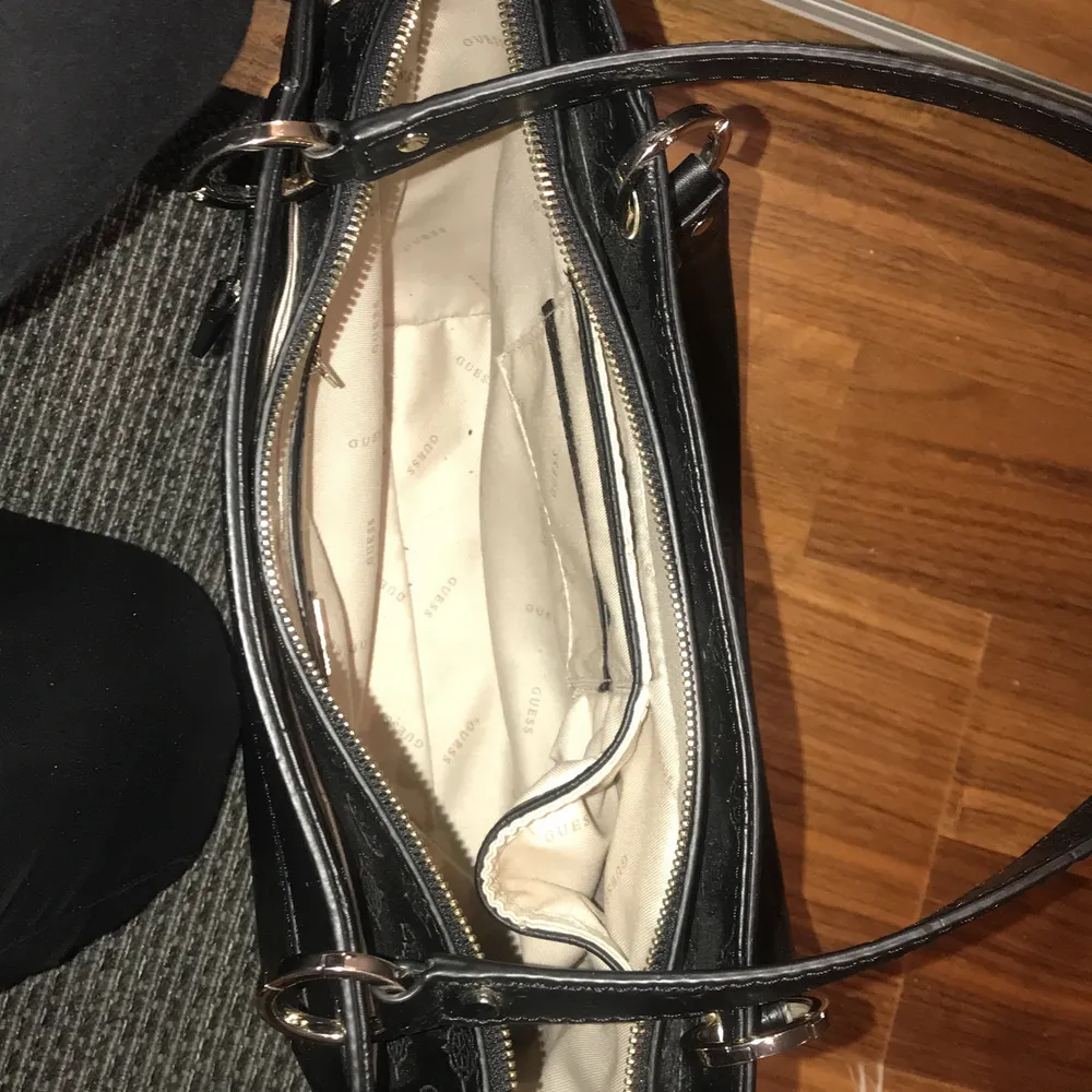 Hej säljer min guess shoppingväska för 900 kr har använt den 1 gång och den är helt som ny. Väskor.