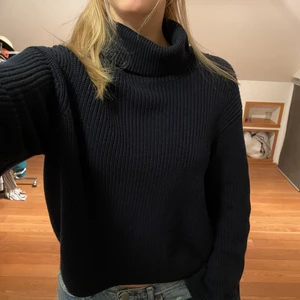 Stickad tröja - Stickad, mörkblå tröja från crocker. Använd få gånger💙 den är i storlek XS men passar för både S och M som jag oftast har