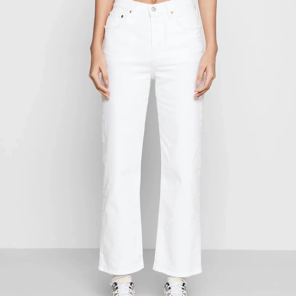 Säljer ett par jätte snygga Levis jeans pga för små på mig. Dom är i modellen high waist straight ribcage jeans. I jätte bra skick. Nypris: 1300kr💗💗💗. Jeans & Byxor.