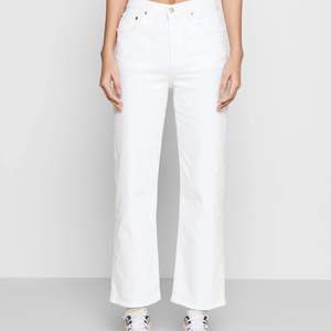 Säljer ett par jätte snygga Levis jeans pga för små på mig. Dom är i modellen high waist straight ribcage jeans. I jätte bra skick. Nypris: 1300kr💗💗💗