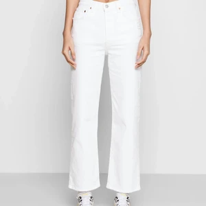 Levi’s jeans - Säljer ett par jätte snygga Levis jeans pga för små på mig. Dom är i modellen high waist straight ribcage jeans. I jätte bra skick. Nypris: 1300kr💗💗💗