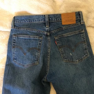 Levis jeans i storlek 25 - Fina levis jeans i storlek 25. Bra kvalitet! 