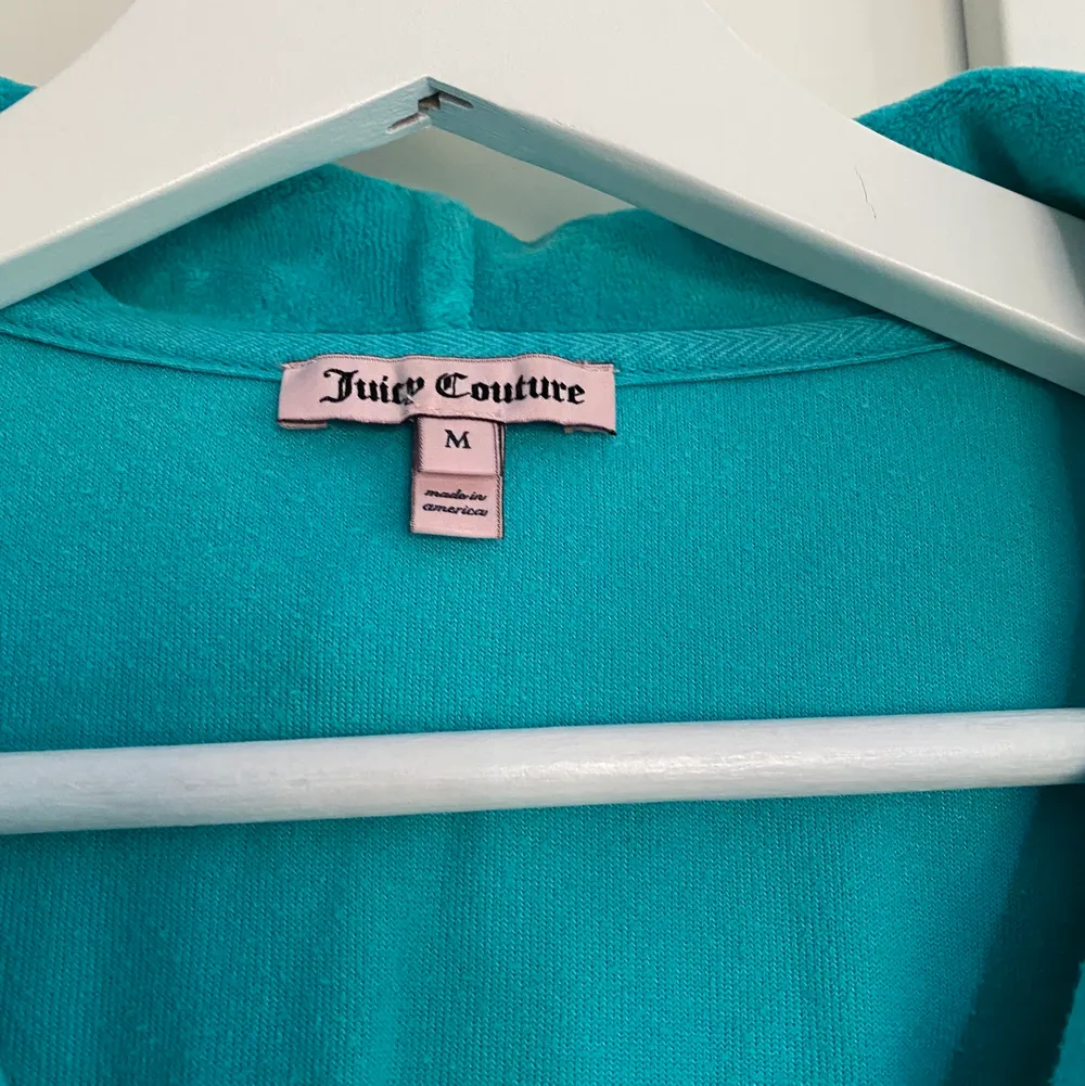 En Juciy couture kofta i storklek M men skulle nog säga att det passar S bättre då den är lite urtvättad. Det är en jätte fin färg på koftan, ljus blå. Köpte den men den passa inte så säljer vidare😊😊. Tröjor & Koftor.