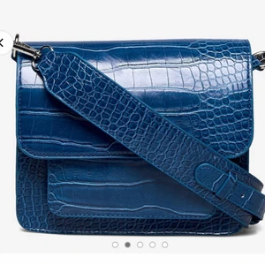 Hvisk väska - Nypris 1000kr säljer för 500🥰 jätte bra skick  aldrig använd!