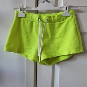 Neon gröna/gula mjukis shorts  - Neon gröna/gula mjukis shorts storlek XS/S