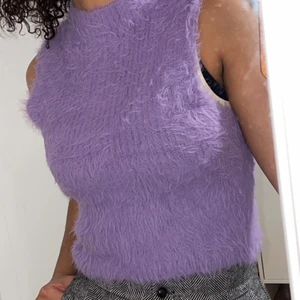 Fluffig top - Mysig topp från zara som är fin med eller utan en tisha under. Den är i bra skick. Pris går ej att diskutera, köpare står för frakten💕