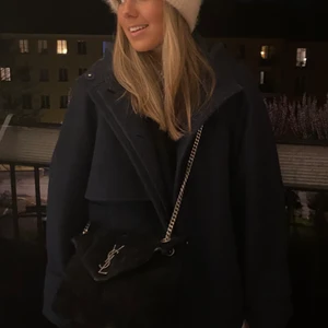 COS kappa - INSTRESSEKOLL!! Funderar på att sälja min sjukt snygga och populära COS jacka i ull till ett bra pris! Kontakta vid intresse samt vad du är villig att betala (säljer ej under 1200kr)💕💕