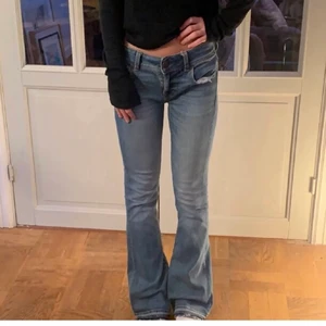 Lågmidjade jeans  - Skit snygga jeans som är köpta på plick, passade tyvärr inte mig därav är bilderna lånade från förra ägaren💓💓 250kr+ frakt 💓