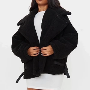 Teddy jacka - Säljer min fina Teddy jacka från prettylittlething.Säljer eftersom Den ej kommer till användning. Köpt för 800 säljer för 500 inklusivet frakt ❤️ strl 36 är den