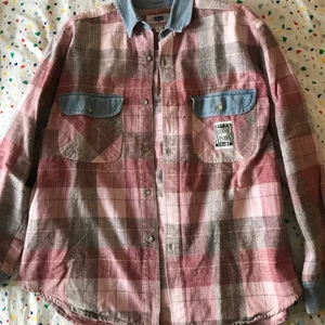 Retro Skjorta - Väl använd men inga synliga slitningar, uppskattas vara från 80-talet. 