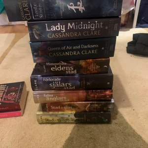 The shadowhunter chronicles - Innehåller the mortal instruments (på svenska ) och the dark artifacts ( engelska )