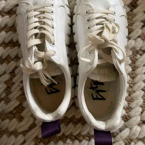  - Odessa sneakers eytys, Använda vid 3 tillfällen, dessvärre har dem fått en slitning vid tån. 