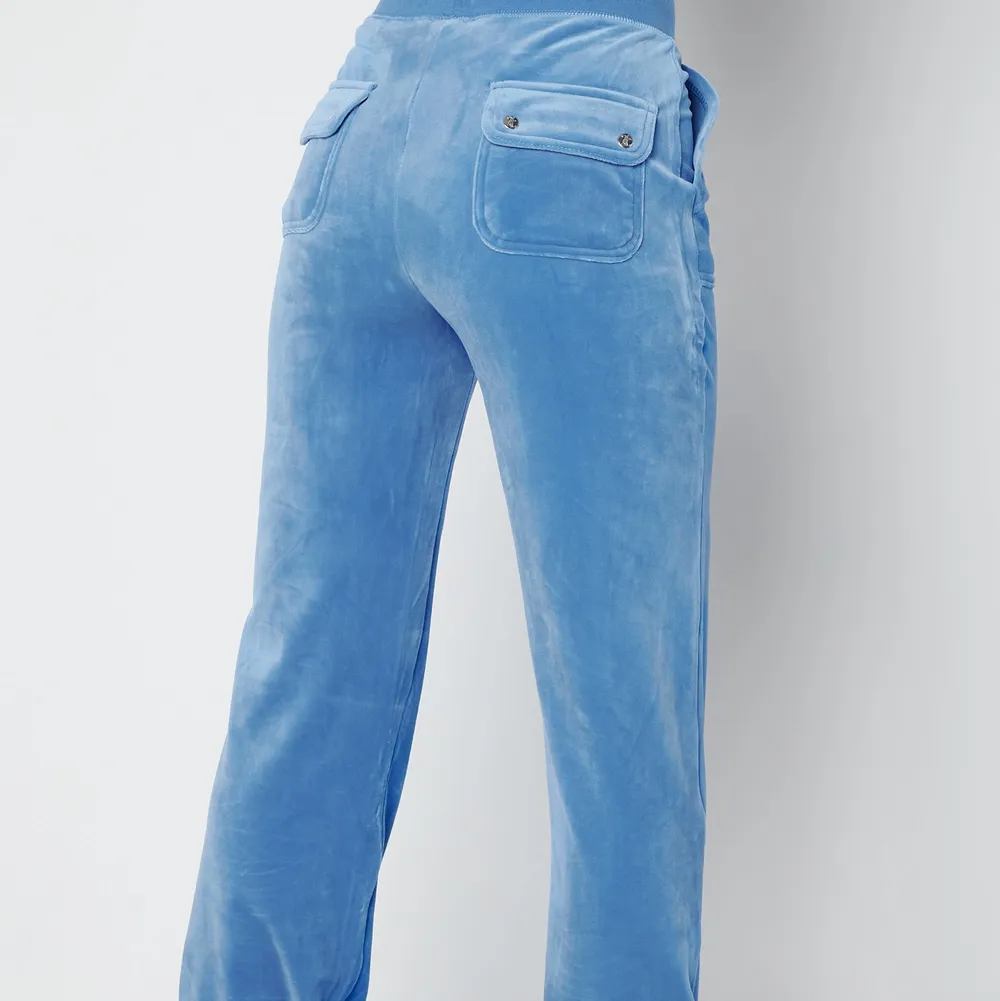 Säljer mitt fina blåa Juicy Couture set i storlek XXS💙  Använt max 3 ggr, precis som nytt!!. Jeans & Byxor.