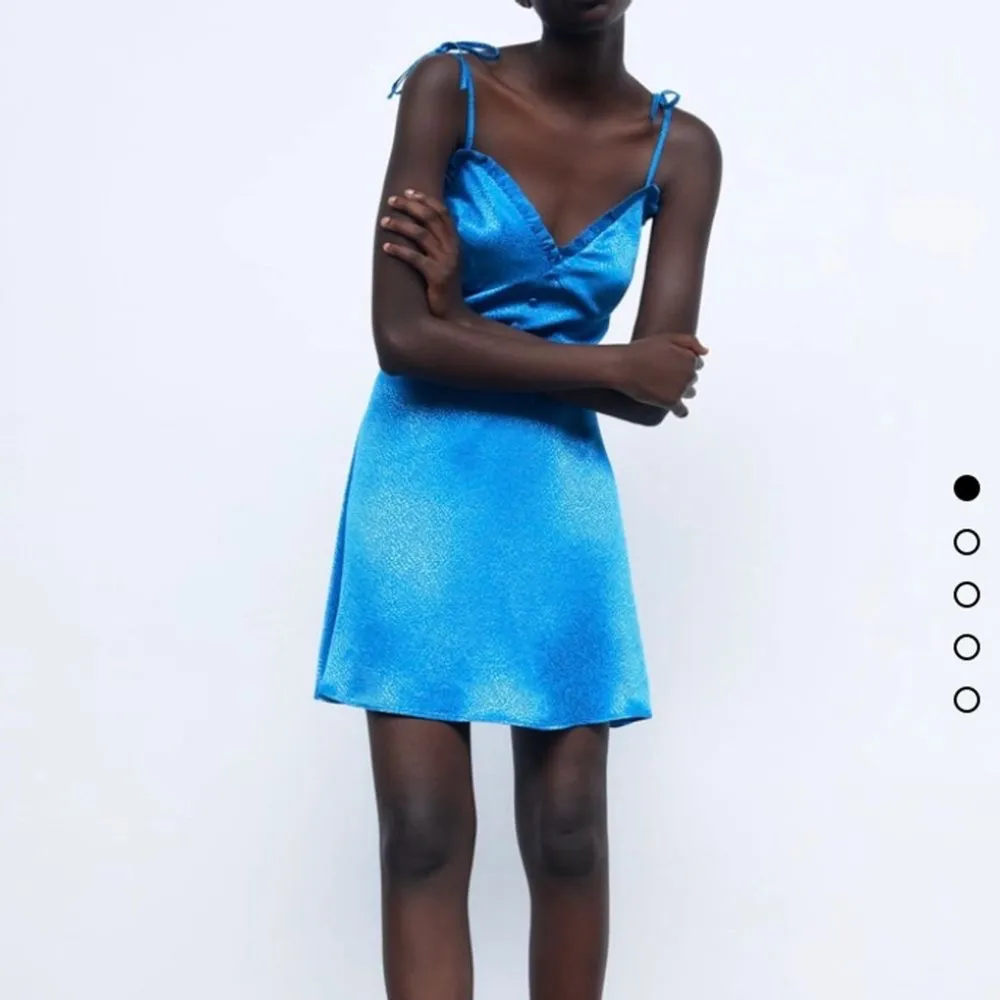 Superfin klänning från Zara, aldrig använd med lapp kvar💙 Storlek XS!. Klänningar.