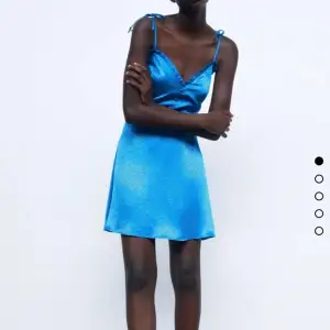 Superfin klänning från Zara, aldrig använd med lapp kvar💙 Storlek XS!