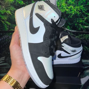 Air Jordan 1 Mid ”Diamond Shorts” 💎 - Air Jordan 1 Mid ”Diamond Shorts” 💎  Storlek: -36 -36.5 -37.5 -38  Pris:2199kr